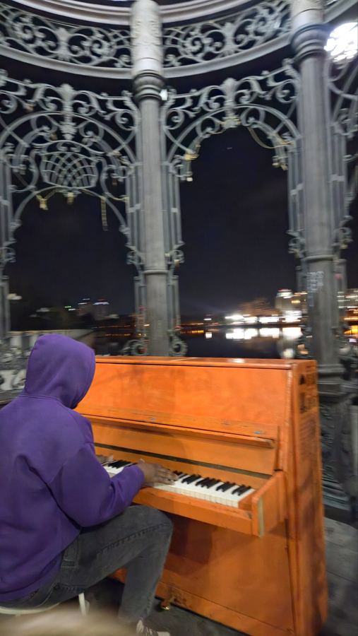 Street piano, unlicensed concert